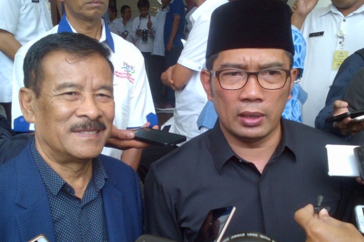 Wali Kota Bandung Ridwan Kamil bersama Manajer Persib Bandung Umuh Muchtar di Balai Kota Bandung, Jalan Wastukancana, Selasa (21/3/2017)