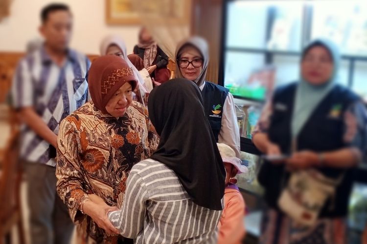 Menteri Sosial (Mensos) Tri Rismaharini memeluk hangat gadis berinisial AKE (13) di Kota Malang, Jawa Timur, Minggu (18/2/2024). 