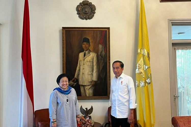 Presiden Joko Widodo dan Ketua Umum PDI-P Megawati Soekarnoputri saat bertemu di Batutulis pada Sabtu (8/10/2022). Dalam pertemuan selama dua jam tersebut kedua tokoh membahas soal krisis pangan hingga Pemilu 2024.