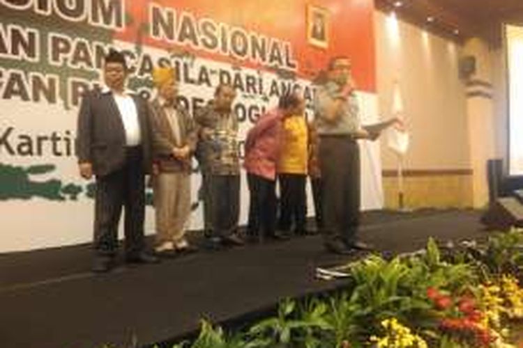 Wakil Ketua Umum Forum Komunikasi Putra Putri Purnawirawan TNI/POLRI Indonesia (FKPPI) pusat, Indra Bambang Utoyo saat membacakan rekomendasi simposium anti PKI di Balai Kartini, Jakarta Selatan, Kamis (2/5/2016)