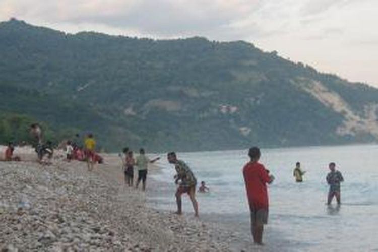 Wisatawan di Pantai Kolbano, Timor Tengah Selatan, Nusa Tenggara Timur.