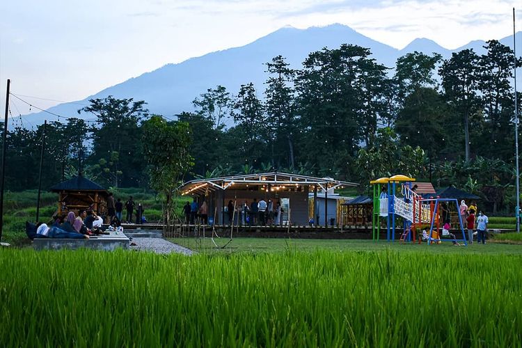 Foodcourt Sawah View di Pasuruan, Jawa Timur.