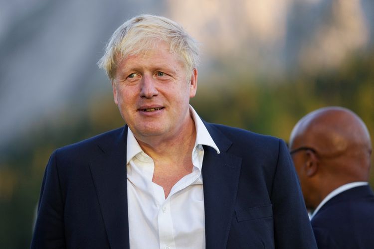 Perdana Menteri Inggris Boris Johnson saat menunggu giliran foto bersama para pemimpin negara KTT G7 di Elmau Castle, Jerman selatan, 26 Juni 2022. PM Inggris mundur pada Kamis (7/7/2022) menyusul serangkaian skandal yang menjeratnya.