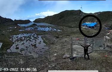 Tangkapan layar dari CCTV Tower B3 yang terletak di Distrik Beoga menunjukkan salah satu pekerja PT. PTT yang selamat tengah meminta pertolongan ke arah kamera setelah KKB menyerang mereka pada Rabu (2/3/2022) dini hari. Akibat kejadian tersebut, delapan pekerja tewas akibat luka tembak, Puncak, Papua