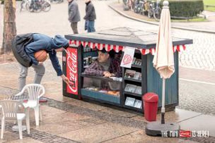 Untuk mempromosikan peluncuran kaleng kecilnya, Coca-cola dan biro iklan Ogilvy & Mather Berlin dikerahkan untuk merancang serangkaian miniatur kios di sepanjang lima kota besar berbeda di Jerman. 