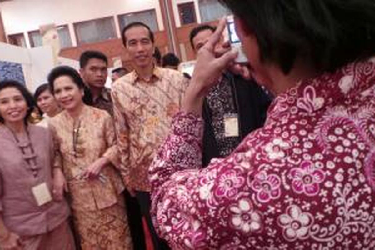 Gubernur DKI Jakarta Joko Widodo berfoto bersama ibu-ibu dalam kunjungannya ke sebuah stan batik Surakarta pada acara Gelar Batik Nusantara di Jakarta Convention Center, Jakarta, Rabu (17/7/2013).