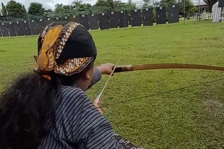 Kemeriahan Gladhen Hageng Jemparingan Nasional 2025 di Kulon Progo, Daerah Istimewa Yogyakarta.