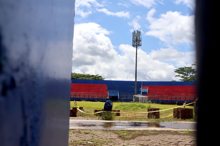 Keadaan dalam stadion pasca Tragedi Kanjuruhan 1 Oktober lalu yang menelan 135 korban jiwa dan 500an korban luka-luka akibat gas air mata usai pertandingan pekan ke-11 Liga 1 2022-2023 yang berakhir dengan skor 2-3 di Stadion Kanjuruhan Kepanjen Kabupaten Malang, Senin (1/3/2023) siang.