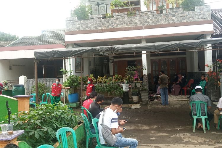 Suasana terlihat ramai di kediaman pilot Sriwijaya Air SJ 182, Captain Afwan, pada Minggu (10/1/2021) pagi.