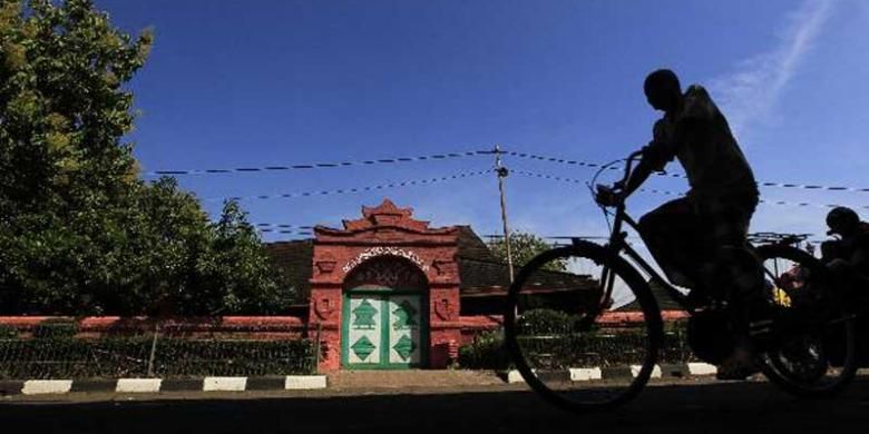 Warga melintas di depan Masjid Kasepuhan Cirebon, Rabu (6/7/2011). Masjid bersejarah ini dibangun seiring dengan didirikannya Keraton Kasepuhan Cirebon tahun 1529 oleh Pangeran Mas Mochammad Arifin II yang merupakan cicit Sunan Gunung Jati. 