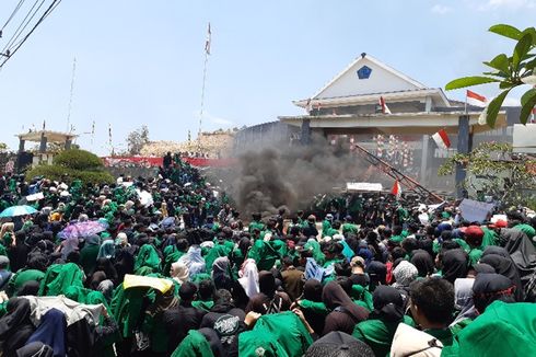 Dilarang Masuk, Mahasiswa Bakar Ban di Depan Pintu Gerbang Kantor DPRD Sulut