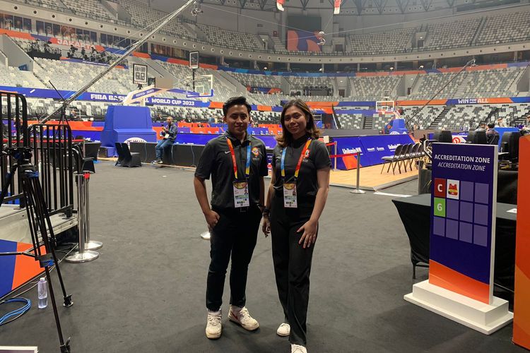 Relawan FIBA World Cup 2023, Difa Baihaqi dan Yessica Stephanie, saat berpose di area lapangan Indonesia Arena pada Senin (28/8/2023) malam WIB.