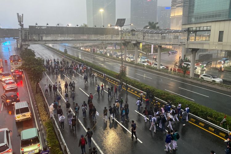 Massa aksi tolak tunjangan DPR bergerak menuju Gedung DPR/MPR di dalam Jalan Tol Lingkar Dalam dari Pancoran, Senin (25/8/2025) sore.