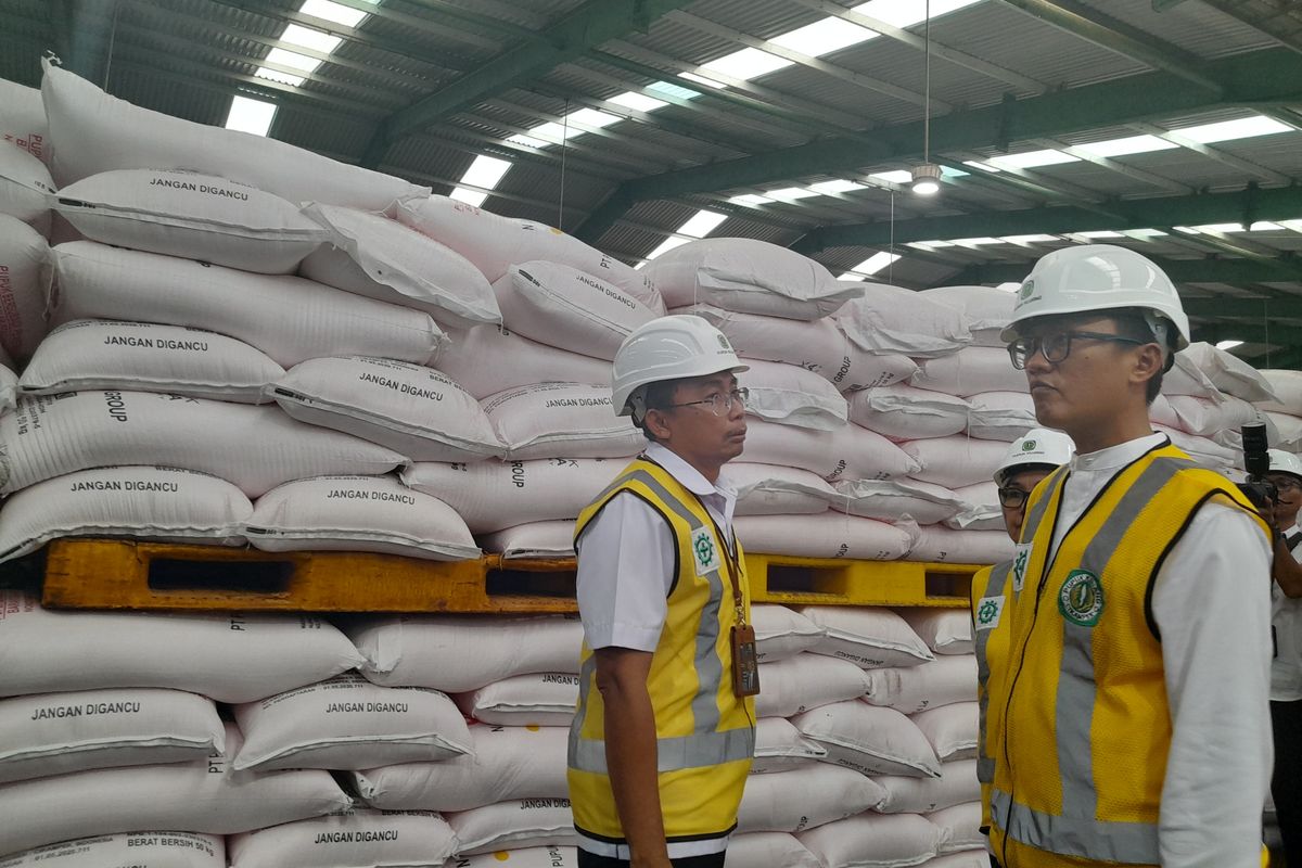 Wakil Menteri BUMN Aminuddin Ma'ruf saat mengecek stok pupuk di gudang PT Pupuk Kujang Cikampek, Karawang, Jawa Barat, Jumat (7/2/2025).