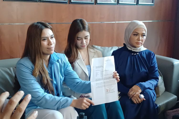 (ki-ka) Ibu sekaligus kuasa hukum aktris Rinoa Aurora, Yuliana Asaad, aktris Rinoa Aurora, dan ibu aktor Leon Dozan, Betharia Sonata menunjukkan surat permohonan pencabutan laporan hukum soal penganiayaan di Polres Metro Jakarta Pusat, Senin (4/12/2023).