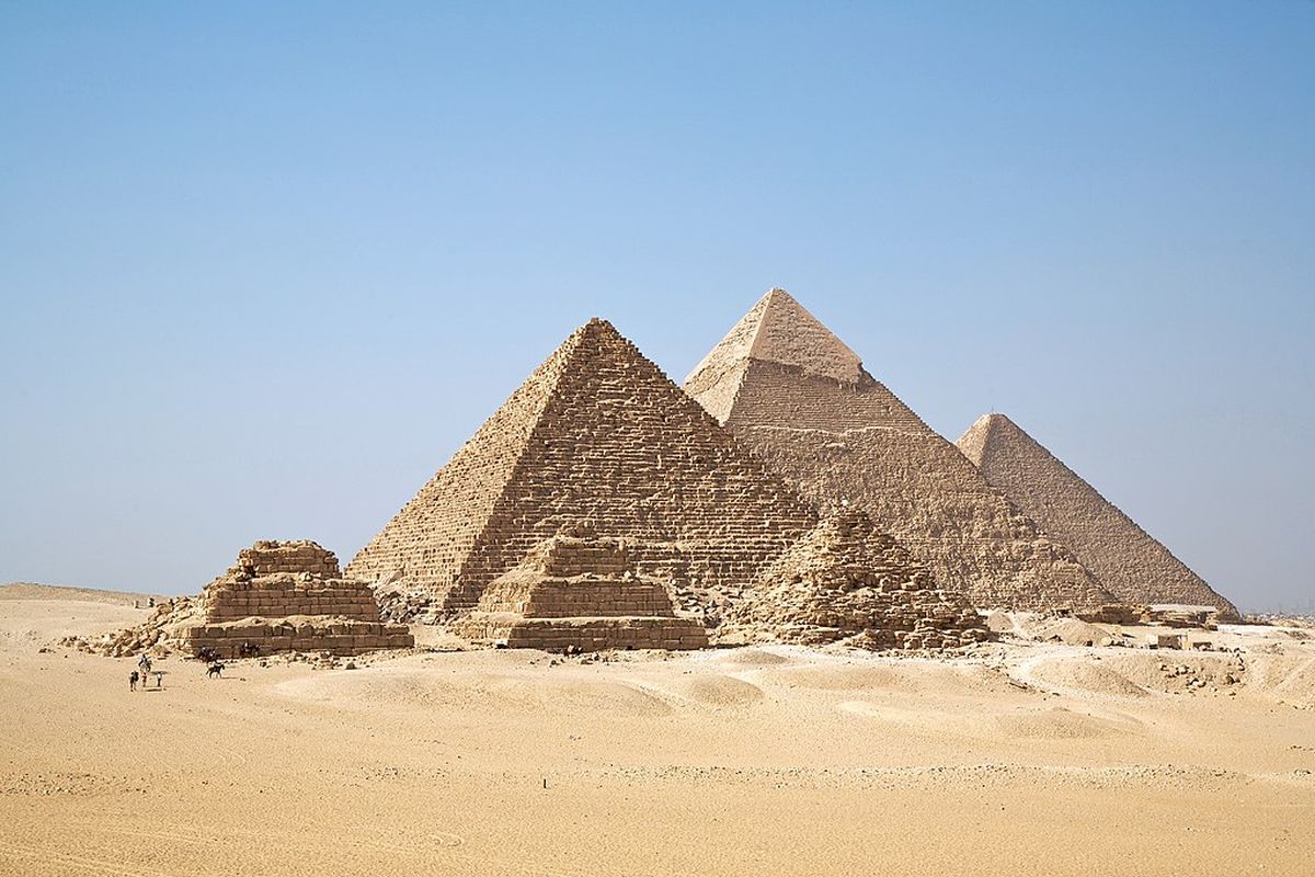 Piramida Menkaure, Piramida Khafre dan Piramida Khufu, yang terletak di kompleks piramida Giza di Mesir. Bangunan ini merupakan peninggalan peradaban Mesir Kuno yang disebut salah satu peradaban tertua di dunia.
