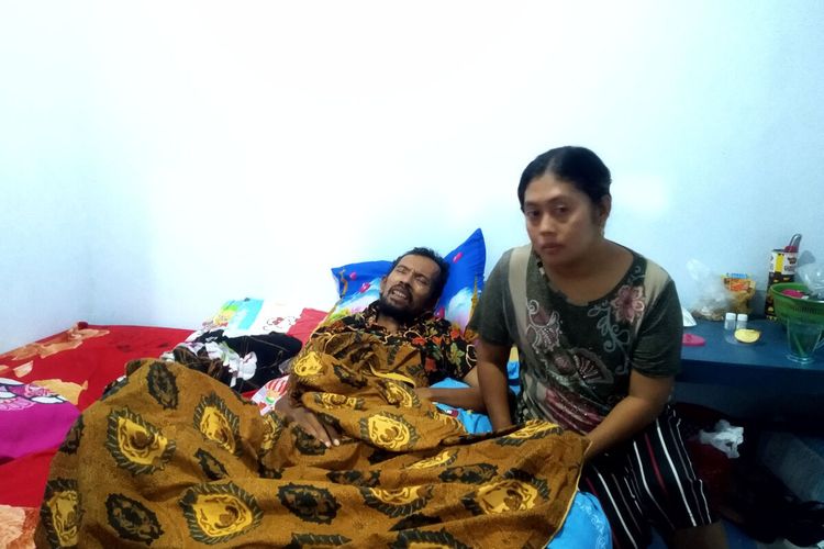 Juru kunci Makam Bung Karno, Nur Rohim, terbaring di tempat tidur di rumahnya di Desa Sawentar, Kecamatan Kanigoro, Kabupaten Blitar, Jawa Timur, Rabu malam (5/5/2021)