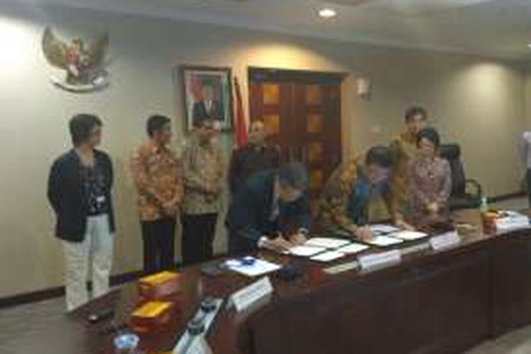 Badan Restorasi Gambut menandatangani kerjasama dengan tiga lembaga pendidikan Jepang di Kantor Kepala Staf Kepresidenan, Jakarta, Rabu (10/8/2016). Salah satu tujuan kerjasama adalah untuk mengatasi kebakaran hutan dan lahan yang kerap terjadi di Indonesia.