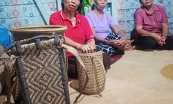 Rotan Kian Sulit Didapat, Perajin Anyaman Mahakam Ulu Terpaksa Beralih ke Plastik