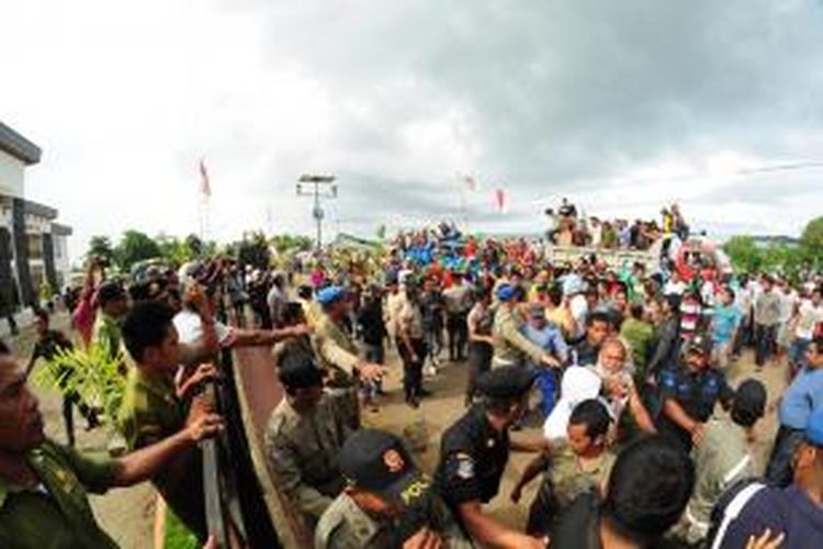 Aksi protes hasil CPNS di Morotai berujung anarkis.