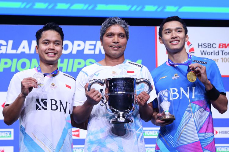 Anthony Sinisuka Ginting dan Jonatan Christie berfoto dengan pelatih Irwansyah di podium All England 2024 di Utilita Arena, Birmingham, Inggris, Minggu (17/3/2024). 