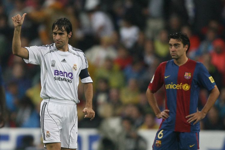 Raul Gonzalez dari Real Madrid (kiri) merayakan gol di depan Xavi dari Barcelona (kanan) pada pertandingan Liga Spanyol di Madrid, 22 Oktober 2006. AFP PHOTO/PHILIPPE DESMAZES (Foto oleh PHILIPPE DESMAZES / AFP)