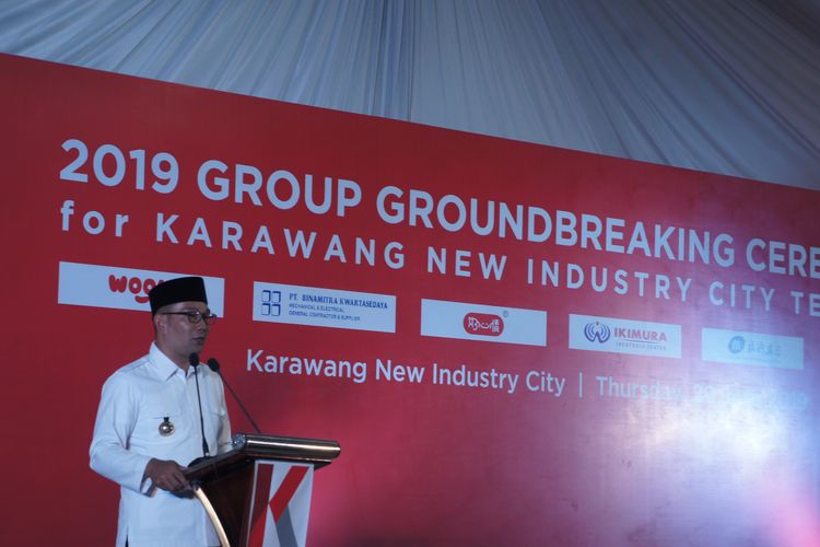 Gubernur Jabar Ridwan Kamil saat memberikan sambutan dalam groundbreaking enam pabrik baru di KNIC, Karawang, Kamis (20/6/2019).


