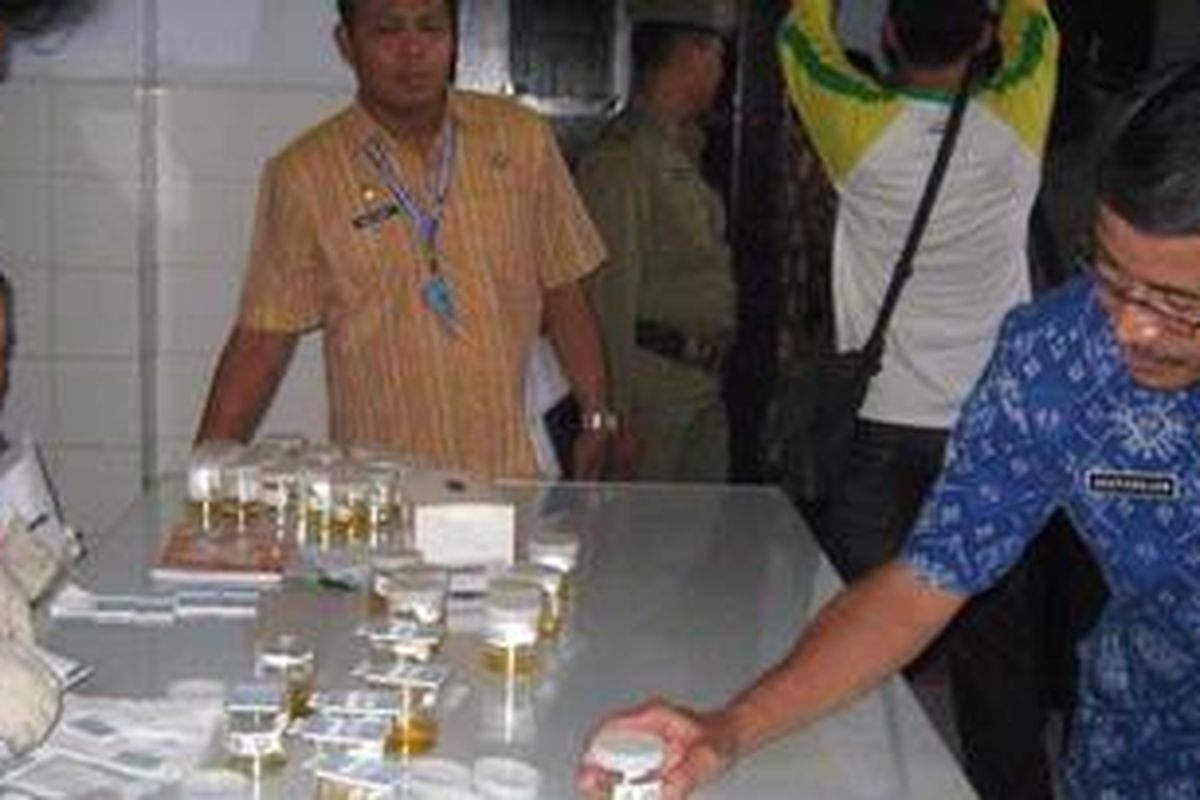 Salah satu PNS yang mengikuti tes urine di Kendal, Rabu (8/2/2012).