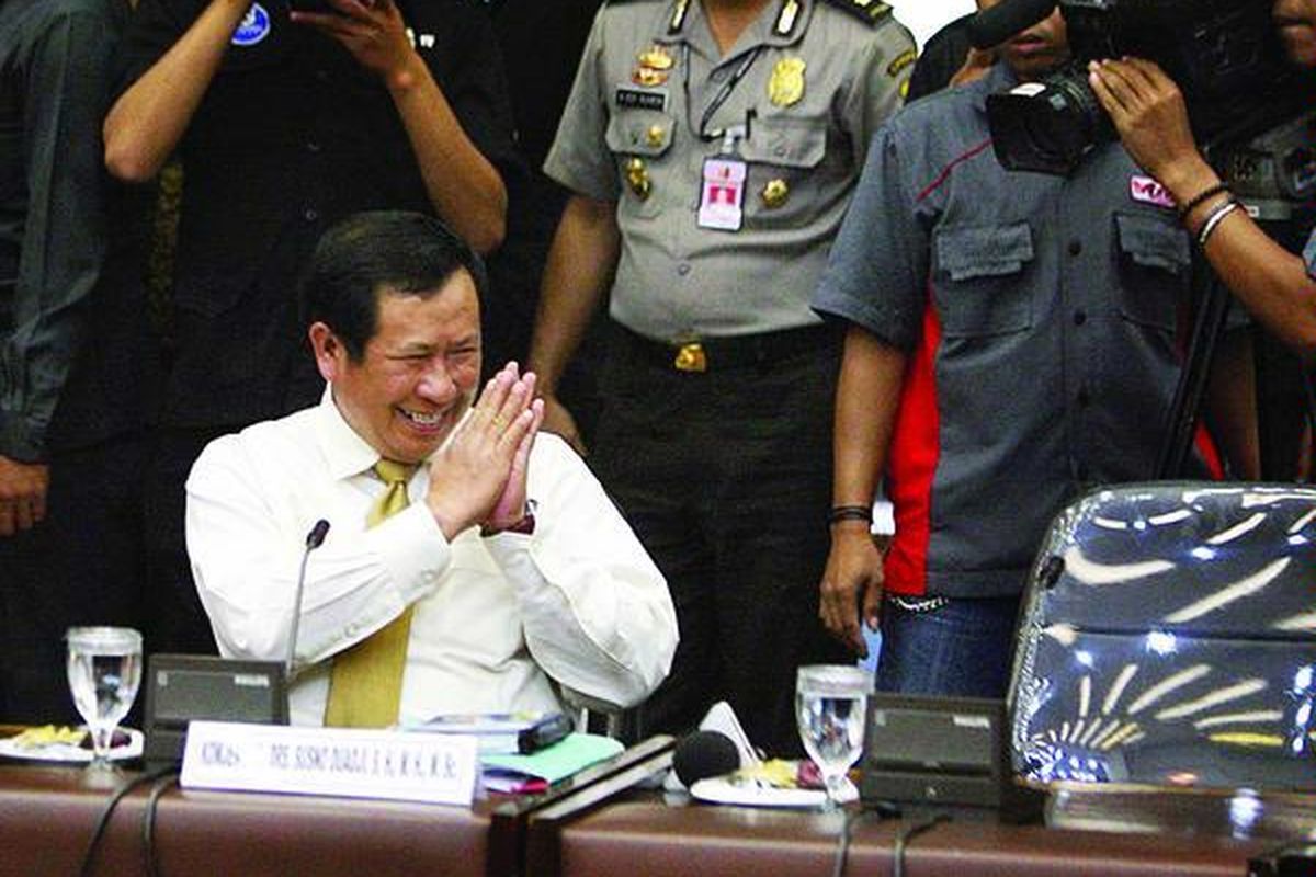 Kepala Badan Reserse Kriminal Mabes Polri (nonaktif) Komisaris Jenderal Susno Duadji memenuhi undangan Tim Independen Verifikasi Fakta dan Proses Hukum atas Kasus Bibit-Chandra atau Tim Delapan di Gedung Dewan Pertimbangan Presiden, Jakarta, Jumat (6/11). Susno nonaktif untuk sementara dari jabatannya selama pemeriksaan Tim Delapan.