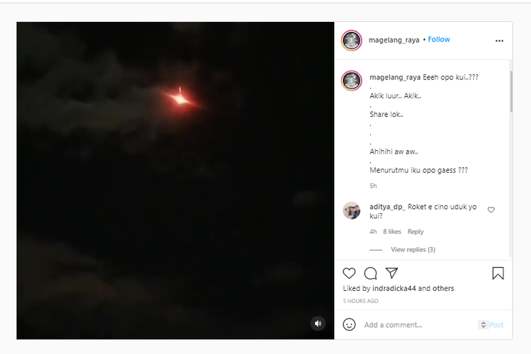 Tangkapan layar unggahan video yang memperlihatkan adanya benda langit berwarna merah yang jatuh pada Minggu (9/5/2021).