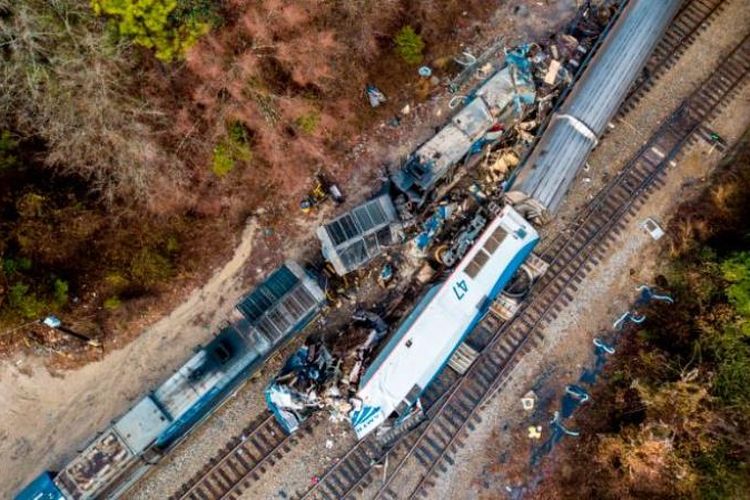 Gambar dari atas yang menampilkan lokasi kecelakaan kereta di dekat Cayce, South Carolina, AS, Minggu (4/2/2018). (AP via CNN)