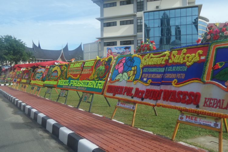 Karangan bunga berjajar di pelataran kampus Universitas Negeri Padang jelang pemberian gelar doktor honoris causa untuk Presiden Kelima RI Megawati Soekarnoputri, Rabu (27/9/2017).
