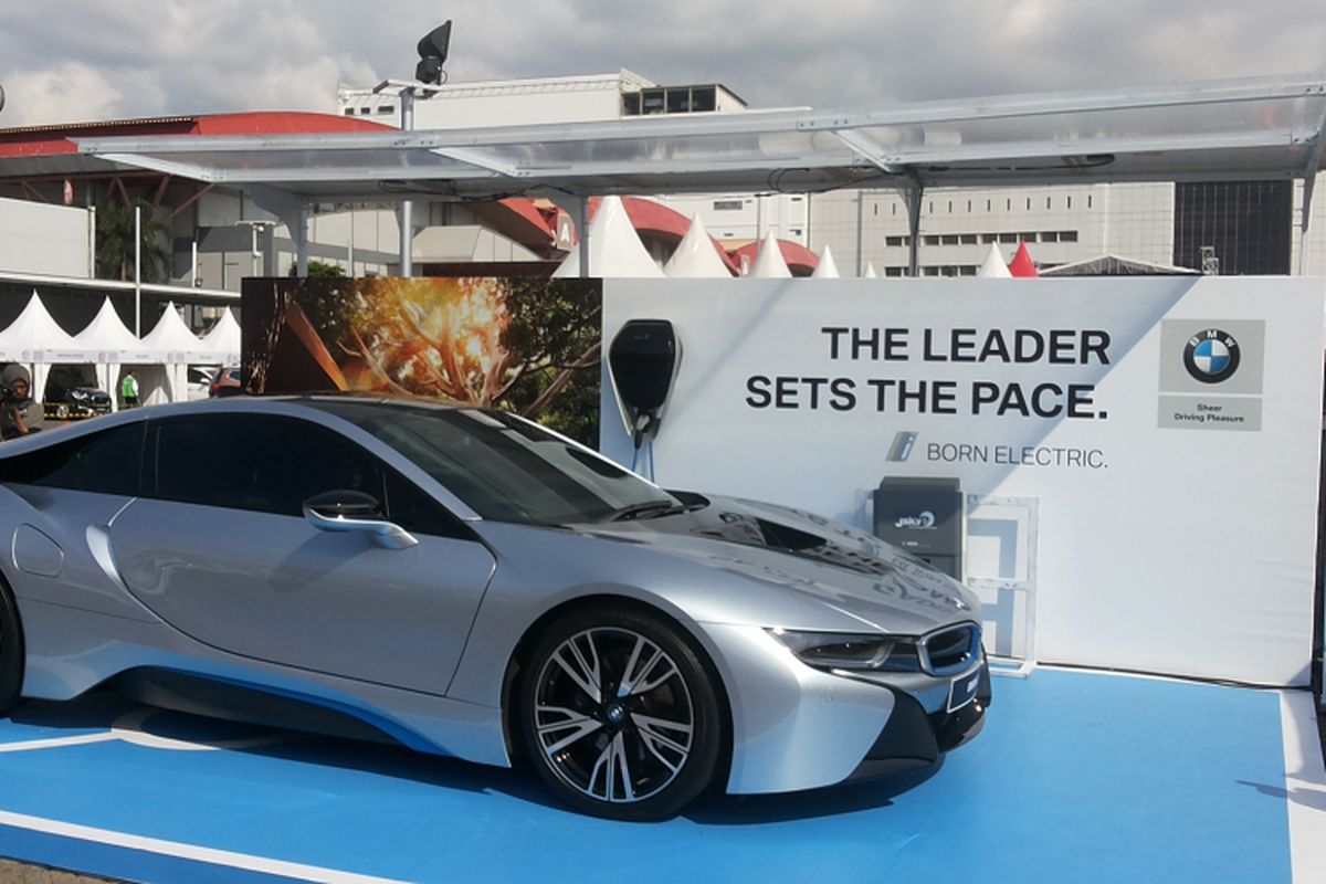 Prototype garasi khusus yang diperkenalkan BMW Group Indonesia di hari kedua ajang International Motor Show (IIMS), di JIExpo Kemayoran, Jakarta, Jumat (20/4/2018). Garasi khusus ini dapat menghasilkan listrik memanfaatkan sinar matahari.