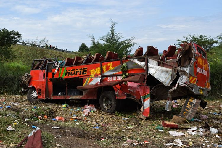 Kondisi bus yang rusak parah setelah mengalami kecelakaan di Nairobi, Kenya, Rabu (10/10/2018) dan menewaskan setidaknya 50 orang penumpang.