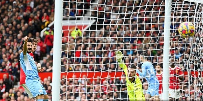 Manchester City unggul 1-0 atas Manchester United pada menit ke-7 berkat gol bunuh diri dari bek Eric Bailly, Sabtu (6/11/2021) malam WIB di Old Trafford Stadium.