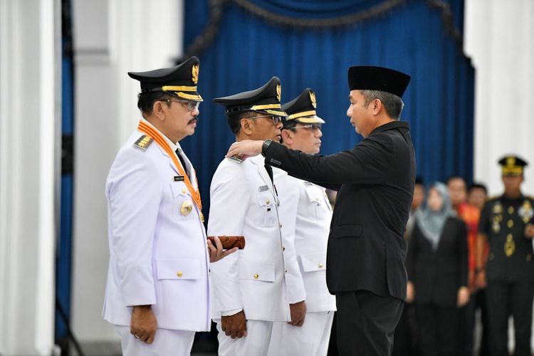 Penjabat Gubernur Jabar, Bey Machmudin saat melantik tiga penjabat kepala daerah di Gedung Sate, Kota Bandung, Jawa Barat, Sabtu (20/4/2024).