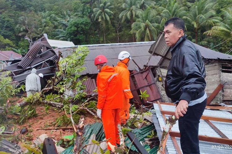 Bupati Natuna Wan Siwandi ikut melakukan pencarian 43 warga yang sampai saat ini masih dinyatakan hilang.