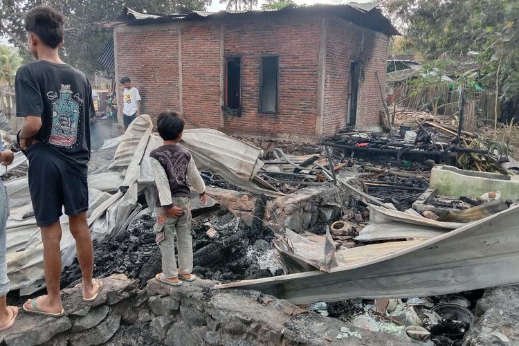 Tampak puing bangunan rumah warga yang terbakar di Desa Tolouwi, Kecamatan Monta, Kabupaten Bima, Jumat (16/9/2022).