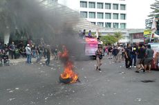 Sejumlah Pengemudi GoCar Bakar Ban di Depan Kantor Gojek