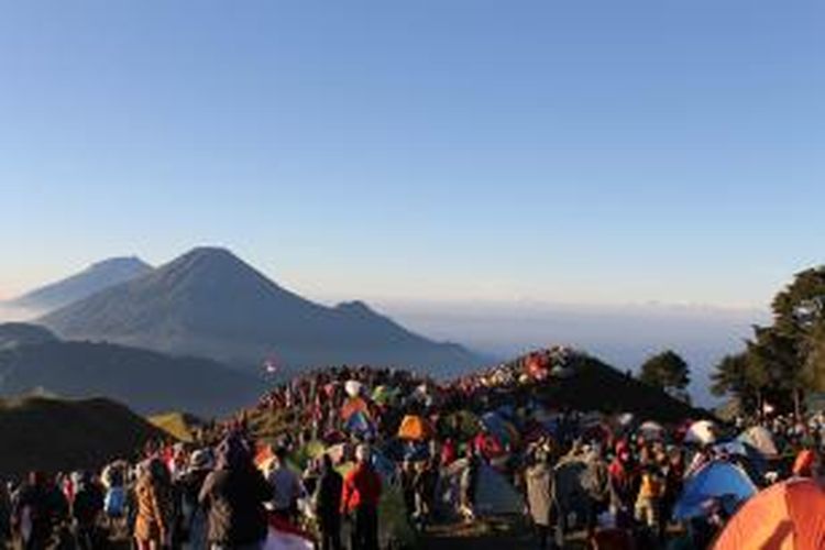 Ribuan pendaki memadati Puncak Gunung Prau, di dataran tinggi Dieng, Kabupaten Wonosobo, Jawa Tengah