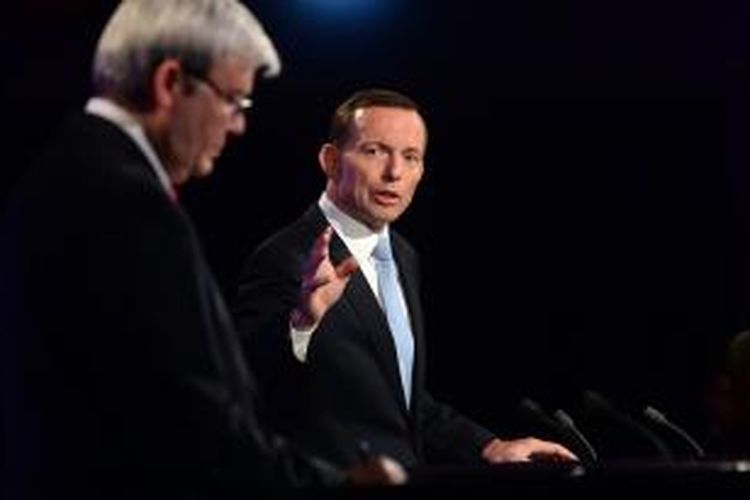 Pemimpin oposisi konservatif Australia, Tony Abbott (kanan), saat berbicara di National Press Club di Canberra dalam debat dengan Perdana Menteri Australia Kevin Rudd pada Minggu (11/8/2013). 