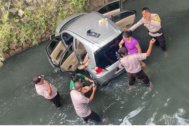 Satu unit Honda Brio berisikan 4 orang yang tercebur di Perumahan Taman Sari Persada, Pondok Gede, Kota Bekasi, pada Rabu (22/3/2023) siang. Kecelakaan tunggal itu diduga terjadi karena pengemudi salah menginjak pedal rem.