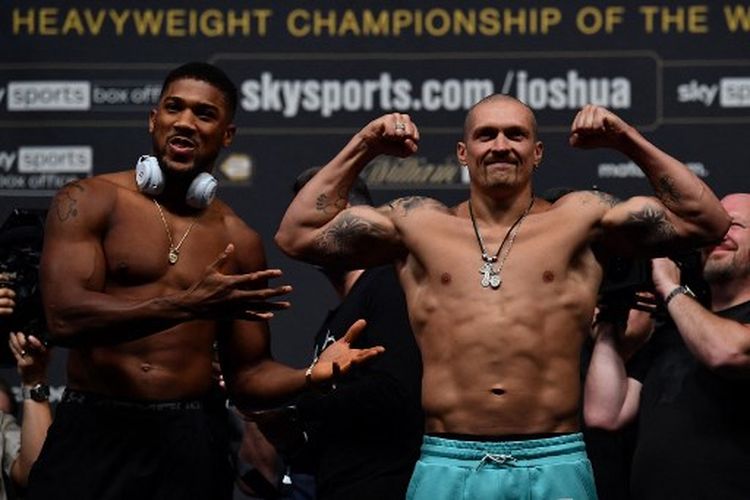 Anthony Joshua (kiri) dan Oleksandr Usyk (kanan) seusai menyelesaikan sesi timbang badan yang dihelat di O2 Arena pada Jumat (24/9/2021). Anthony Joshua selaku pemegang empat sabuk juara dunia tinju kelas berat (WBA, WBO, IBF, IBO) akan berhadapan dengan Usyk pada Sabtu (25/9/2021).