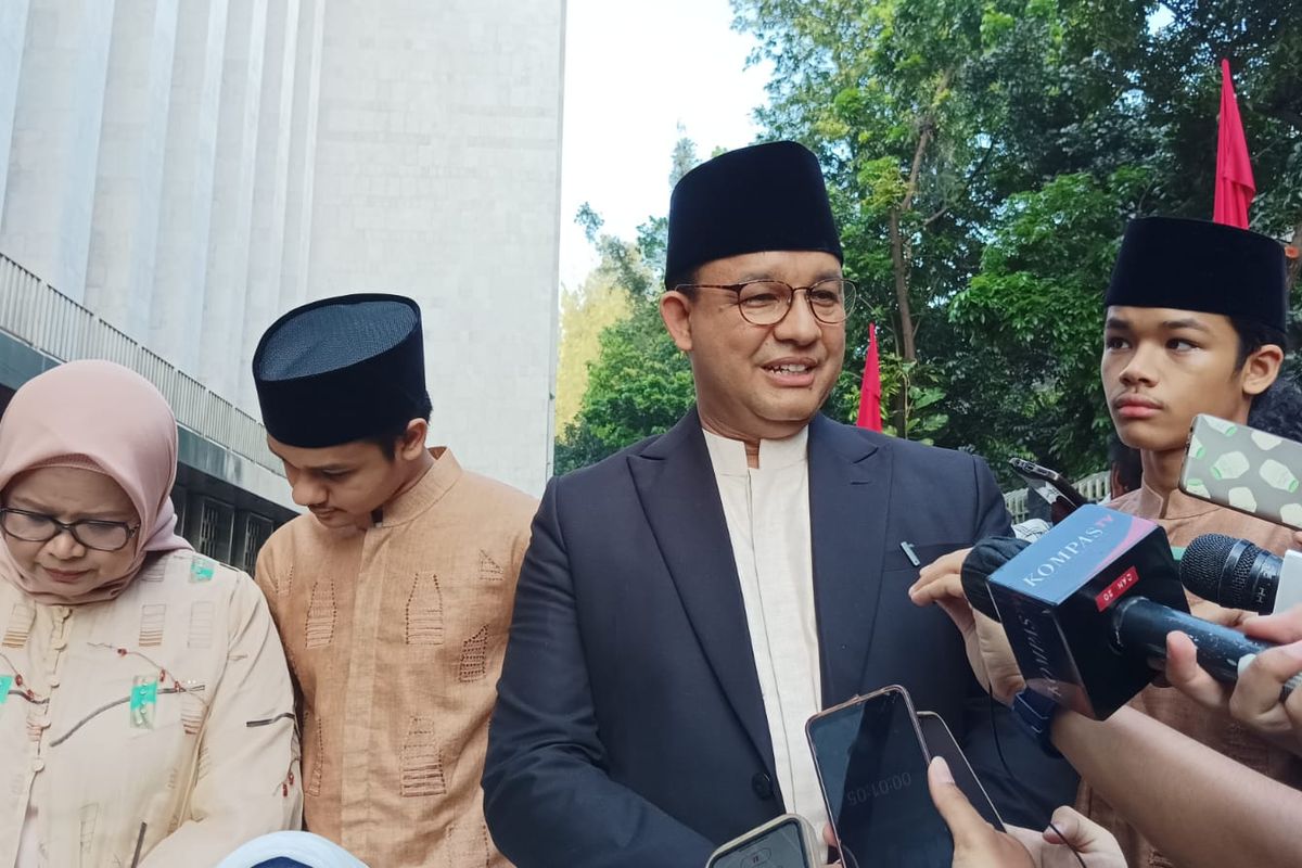 Mantan Gubernur DKI Jakarta Anies Baswedan usai shalat Idul Fitri di Masjid Istiqlal, Jakarta, Sabtu (22/4/2023).