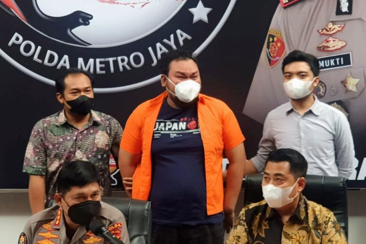 Komdian Fico Fachriza menangis usai ditangkap atas kasus penyalahgunaan narkotika, Jumat (14/1/2022) di Mapolda Metro Jaya.