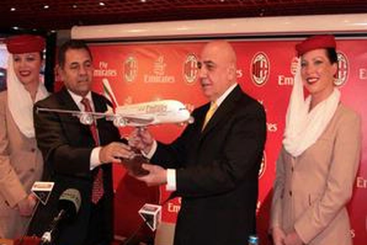 Juru bicara Emirates Airlines Boutros Boutros (kiri) dan direktur manajer AC Milan Adriano Galliani, memegang model pesawat Emirates Airlines. Ini dilakukan saat acara penandatanganan kontrak sponsorship maskapai penerbangan tersebut dengan AC Milan, Jumat (12/2/10).