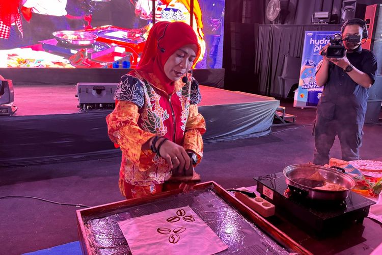 Mayar Rizki, Ketua Batik Kujur Quineemay, sekaligus menjadi pengrajin aktif Batik Kujur Tanjung Enim dalam kegiatan Workshop Membatik di acara Langkah Membumi Festival 2024