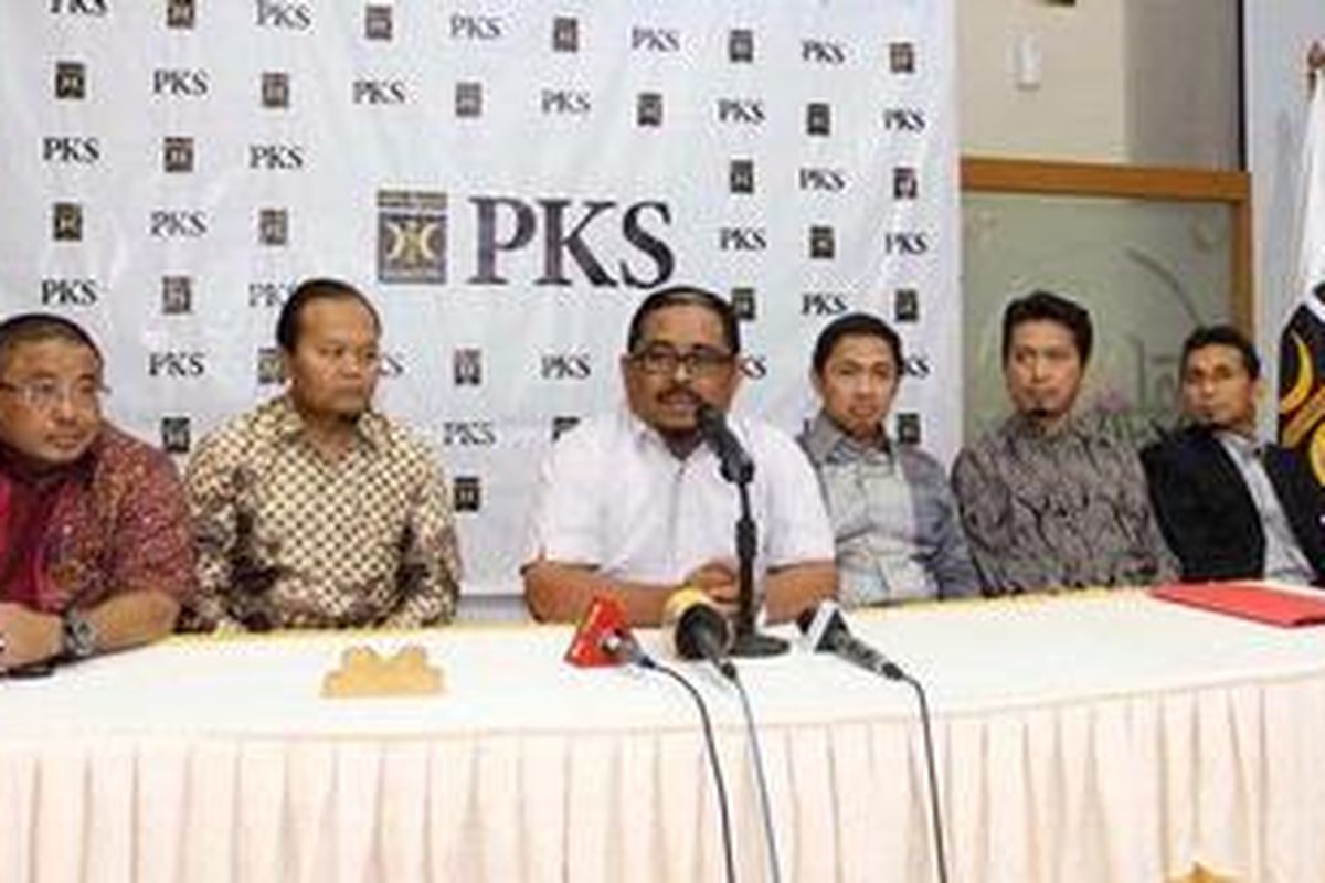 Presiden PKS Luthfi Hasan Ishak mengadakan jumpa pers di Kantor DPP PKS, Jakarta Selatan, Rabu (30/01/2013). KPK menetapkan Luthfi sebagai tersangka terkait adanya praktik suap impor daging sapi. 
