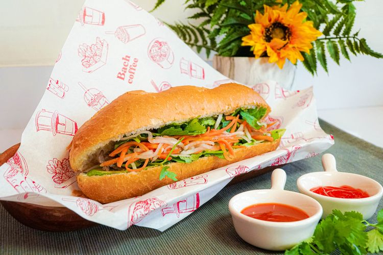 Banh mi atau sandwich sayur khas Vietnam ala Bach Coffee.