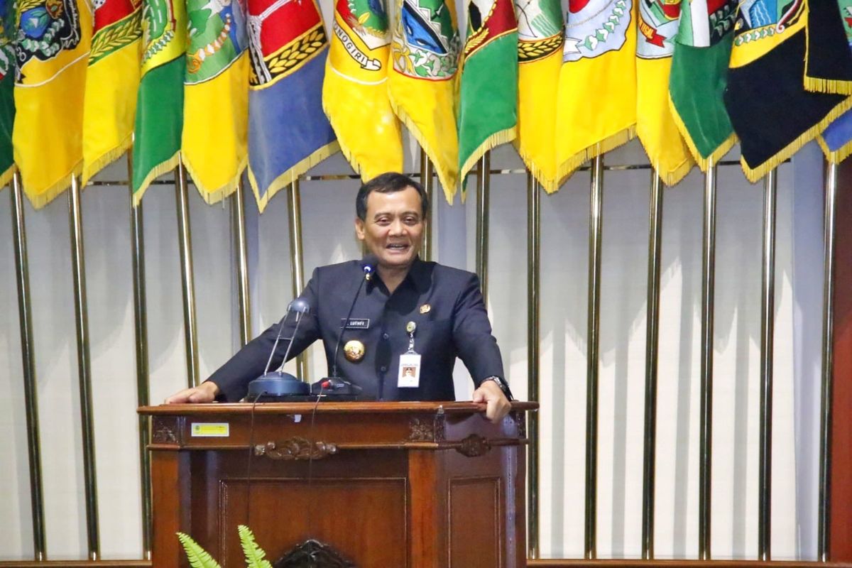 Gubernur Jateng Ahmad Luthfi saat mengikuti rapat paripurna di Gedung DPRD Jateng pada Selasa (5/8/2025).